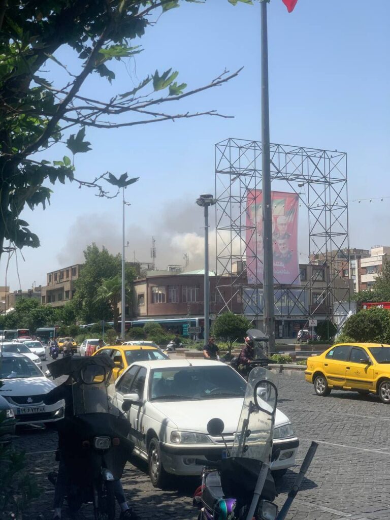 درباره این مقاله بیشتر بخوانید گزارش‌ها از حمله به نقاطی در بهارستان، پونک، امیرآباد، یافت آباد، ماهدشت تهران و همچنین مناطقی در اصفهان حکایت دارند. پدافند در مرکز و غرب تهران همچنان فعال است.