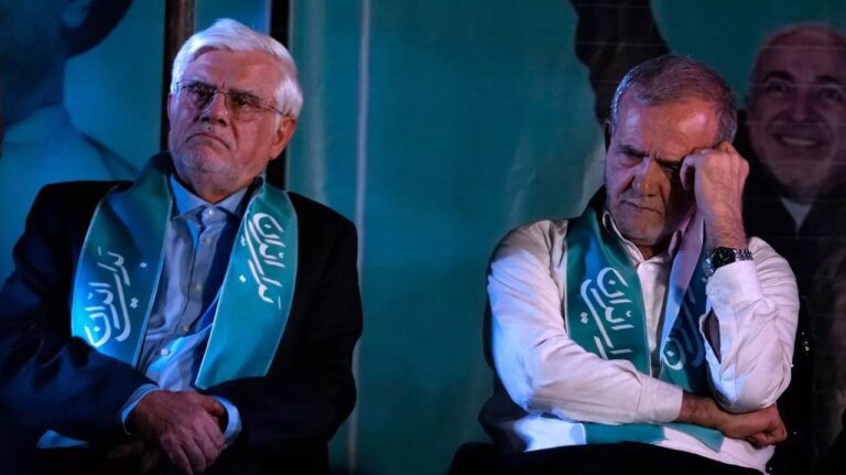 درباره این مقاله بیشتر بخوانید دولت پزشکیان و معاونش عارف، در مسیر خفه‌کردن آخرین نفس‌های اینترنت آزاد