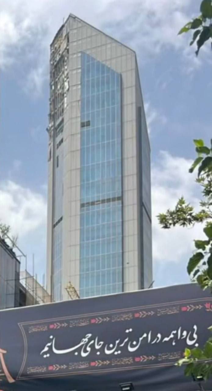 درباره این مقاله بیشتر بخوانید بنر زدن «بی واهمه در امن ترین جای جهانیم»، بعد نصف ساختمون پشتی بخاطر حملات اسرائیل داغون شده!