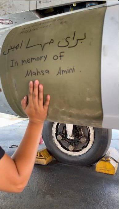 درباره این مقاله بیشتر بخوانید 🔵 یک خانم تکنسین پرواز اسرائیلی، روی یکی از مهمات استفاده‌‌ شده در حمله هوایی به مواضع سپاه پاسداران در ایران، از مهسا امینی و کیان پیرفلک یاد کرده است.