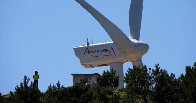 درباره این مقاله بیشتر بخوانید عربستان سعودی، قرارداد خرید برق به ارزش ۸.۳ میلیارد دلار برای هفت پروژه انرژی تجدیدپذیر با ظرفیت کلی ۱۵ گیگاوات را امضا کرد که بزرگترین ظرفیت امضا شده جهانی برای پروژه‌های انرژی تجدیدپذیر در یک مرحله محسوب می‌شود.