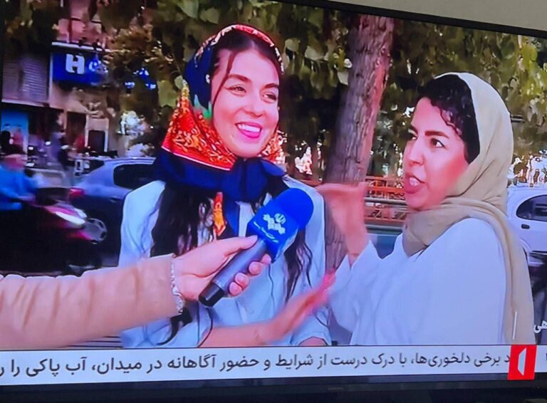 درباره این مقاله بیشتر بخوانید تا چند ماه پیش جلوی مجلس واسه ابلاغ ‎قانون حجاب تحصن کرده بودند حالا هر شب واسه اثبات مقبولیت حکومت از این زنان گزارش پخش میکنند!