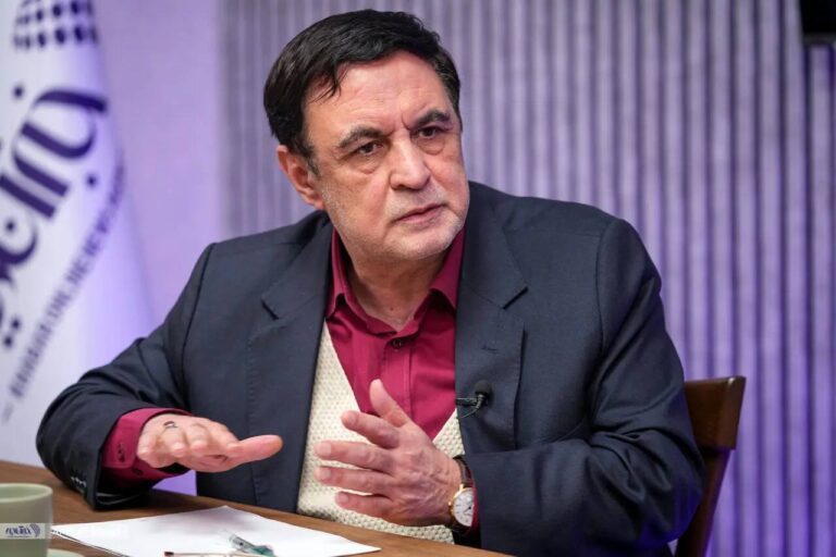 درباره این مقاله بیشتر بخوانید هشدارهای یک اصول‌گرا به دولت: با تعطیلی‌ها دچار قحطی و کمبود می‌شویم