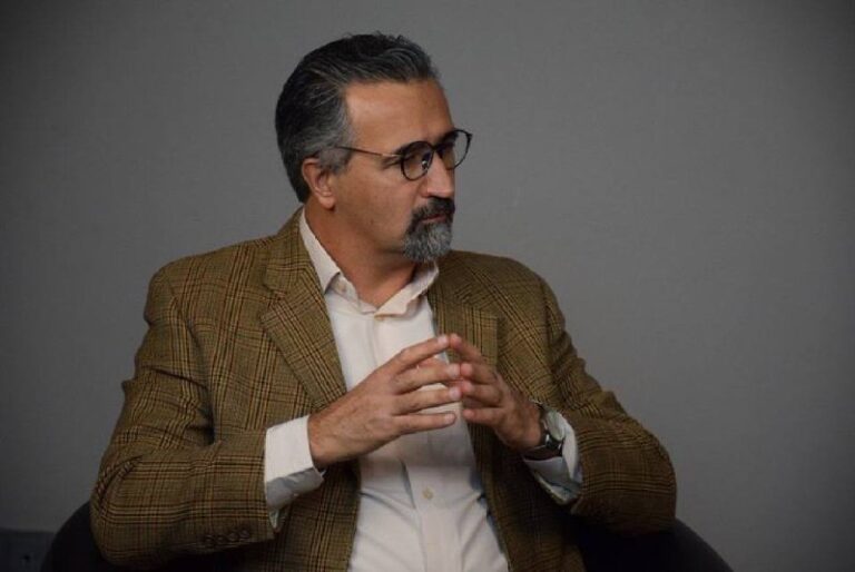 درباره این مقاله بیشتر بخوانید قطع سیم‌کارت استاد دانشگاه بهشتی در پی انتقاد از سیاست‌های جنگ‌طلبانه جمهوری اسلامی