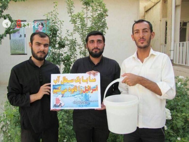 درباره این مقاله بیشتر بخوانید 🔴 گوسفندان بی اراده رژیم بی‌کفایت آخوندی اکنون مجبورند برای همان یک‌ سطل آب ساعت‌ها در صف بایستند… پس چجوری قراره اسرائیل را نابود کنند😃