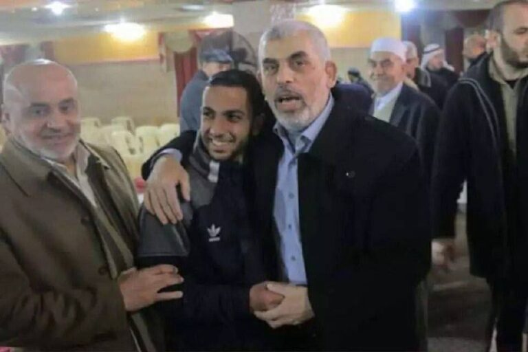 درباره این مقاله بیشتر بخوانید تصویری دیگر از «انس جمال محمود شریف»، خبرنگار پوششی شبکه الجزیره در کنار یحیی سنوار