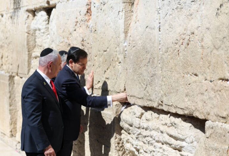 درباره این مقاله بیشتر بخوانید مارکو روبیو در سفر خود به اسرائیل و دیدار با نتانیاهو: اتحاد دو کشور به محکمی و دوام سنگ‌های دیوار ندبه‌ای است که ما لمس کردیم