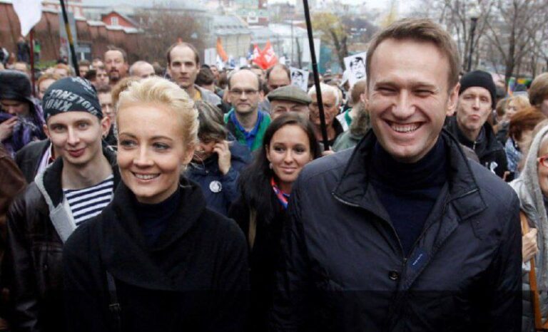 درباره این مقاله بیشتر بخوانید پوتین، الکسی ناوالنی را در زندان با خوراندن سم به قتل رساند