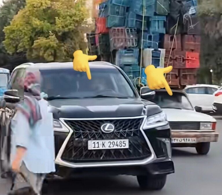 درباره این مقاله بیشتر بخوانید 📌عکس وایرال شده از دوردور یک جوان عراقی توی خیابون های تهران با لسکوسش در مقابل یک جوان ایرانی که با وانت داره تلاش میکنه پول دربیاره.