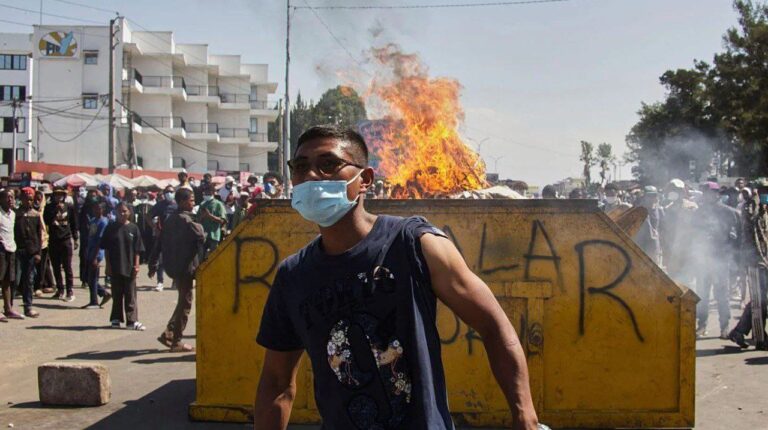 درباره این مقاله بیشتر بخوانید 🔴 خیزش «نسل زد» در ماداگاسکار؛ رئیس جمهور با هواپیمای نظامی فرانسه کشور را ترک کرد