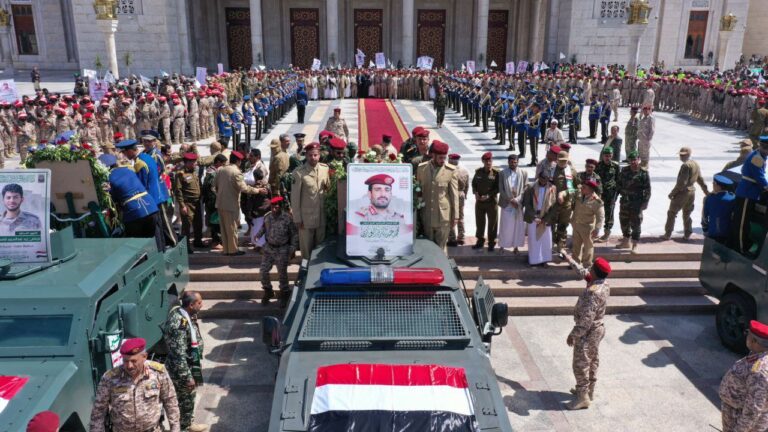 درباره این مقاله بیشتر بخوانید 🔴مراسم تشییع محمد عبدالکریم الغماری، رئیس ستاد کل نیروهای مسلح حوثی، فرزند وی و همراهانش که بر اثر حمله اسرائیل کشته شده بودند شهر صنعا برگزار شد.