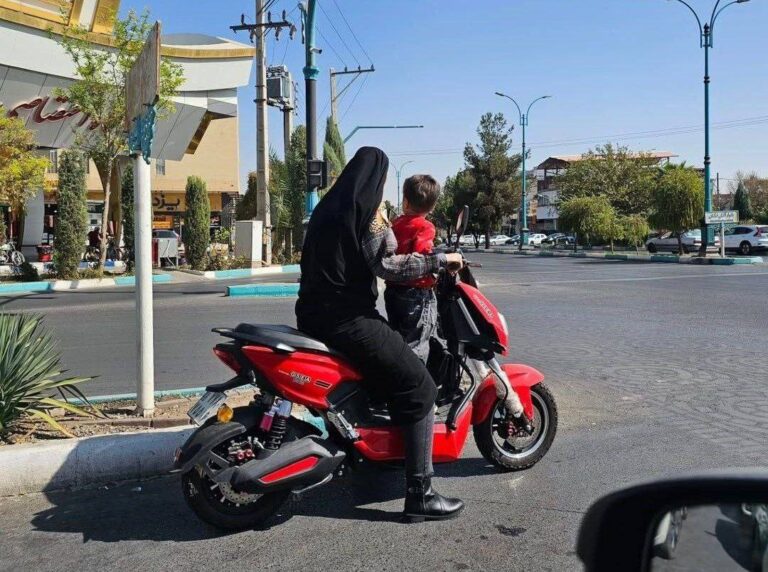 درباره این مقاله بیشتر بخوانید 🔵 خانمهای چادری هم به موتورسواری روی آوردند.