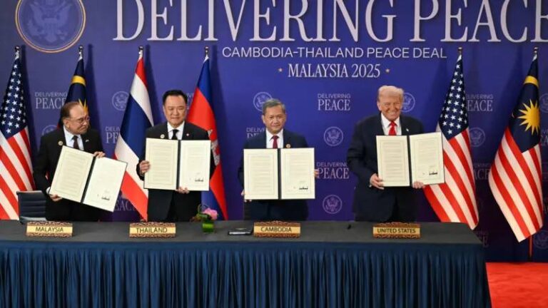 درباره این مقاله بیشتر بخوانید 🔴 نخستوزیران تایلند و کامبوج در حضور دونالد ترامپ «قرارداد صلح» مشترکی را امضا کردند. ترامپ پیش از نهایی شدن این توافق که با حضور انور ابراهیم، نخستوزیر مالزی امضا شد، گفت برای توقف «خونریزیها» این چهار نفر مکالمات تلفنی بیشماری با هم داشتهاند.
