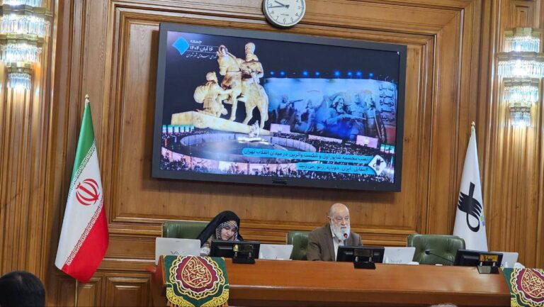 درباره این مقاله بیشتر بخوانید 🔴 تصویری از مجسمه «شاپور دوم» زینت بخش شورای شهر تهران شد. این در حالی است که چند سال پیش نام خیابان «شاپور» را به «وحدت اسلامی» تغییر داده بودند. پریسا هاشمی