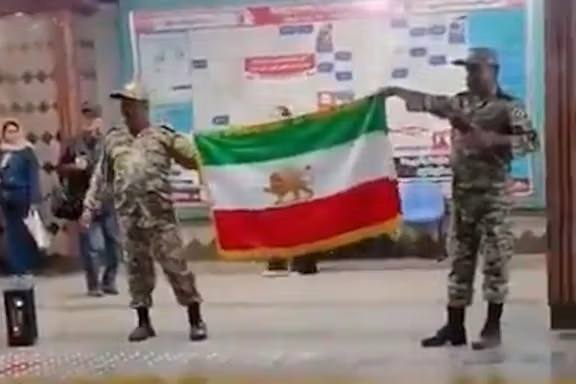 درباره این مقاله بیشتر بخوانید 🔻🔺بازداشت دو فرد بهدلیل برافراشتن پرچم شیر و خورشید در متروی تهران