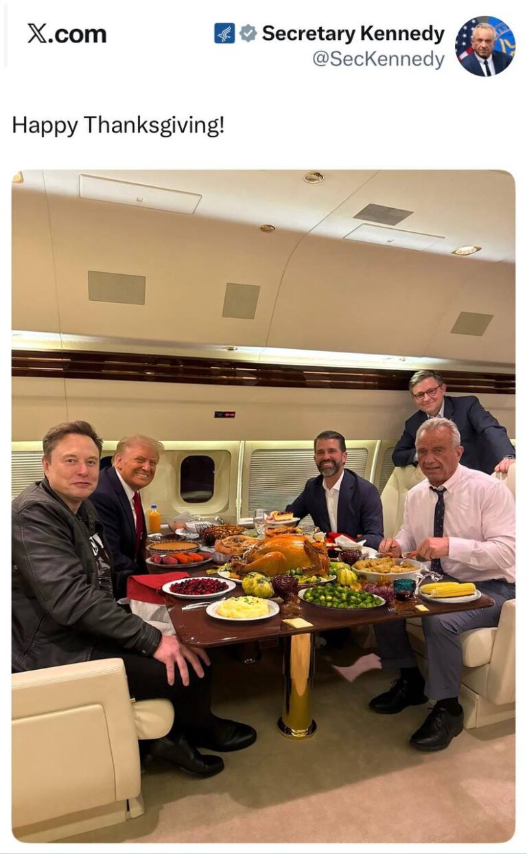 درباره این مقاله بیشتر بخوانید 🔴ترامپ و ماسک بالاخره با هم آشتی کردند و حالا در جشن شکرگزاری در هواپیما مشغول خوردن بوقلمون هستند.