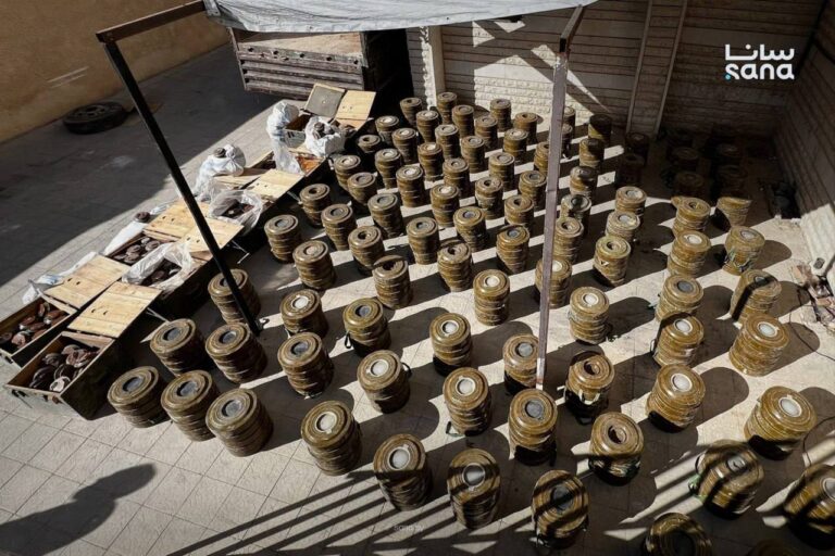 درباره این مقاله بیشتر بخوانید 🔴 وزارت کشور سوریه اعلام کرد نیروهای امنیتی در یبرود، در استان ریف دمشق، یک محموله بزرگ مین را که قرار بود به لبنان و بنا بر ادعا برای حزبالله قاچاق شود، توقیف کردهاند.