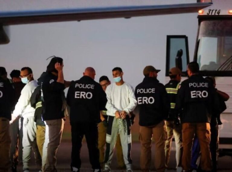 درباره این مقاله بیشتر بخوانید 🔻🔺اخراج دومین گروه مهاجران ایرانی از آمریکا