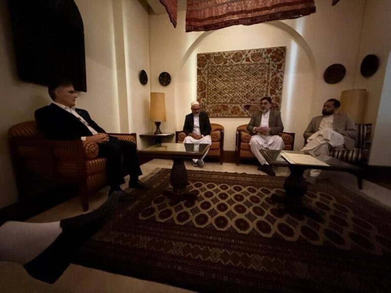 درباره این مقاله بیشتر بخوانید ‏ببینید وضع مملکت چقدر خرابه، رئیس بانک مرکزی ج.اسلامی رفته خدمت رئیس صنف صرافان هرات افغانستان التماس کنه برای کنترل نرخ دلار.